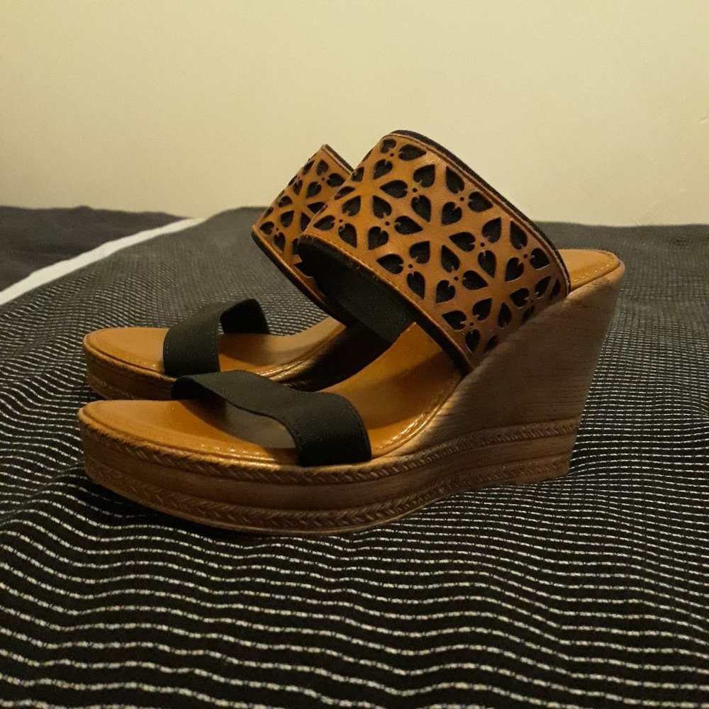 ITALIAN SHOEMAKERS BRAND - COMFY BROWN AND BLACK STRAP WEDGE, SIZE 7, EXC COND